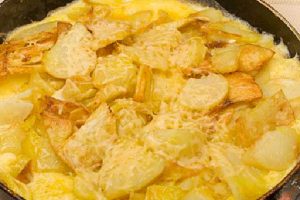 Картофель, запеченный с яйцом