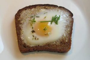 Яичница с черным хлебом