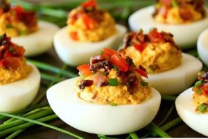 Яйца с фаршированными помидорами